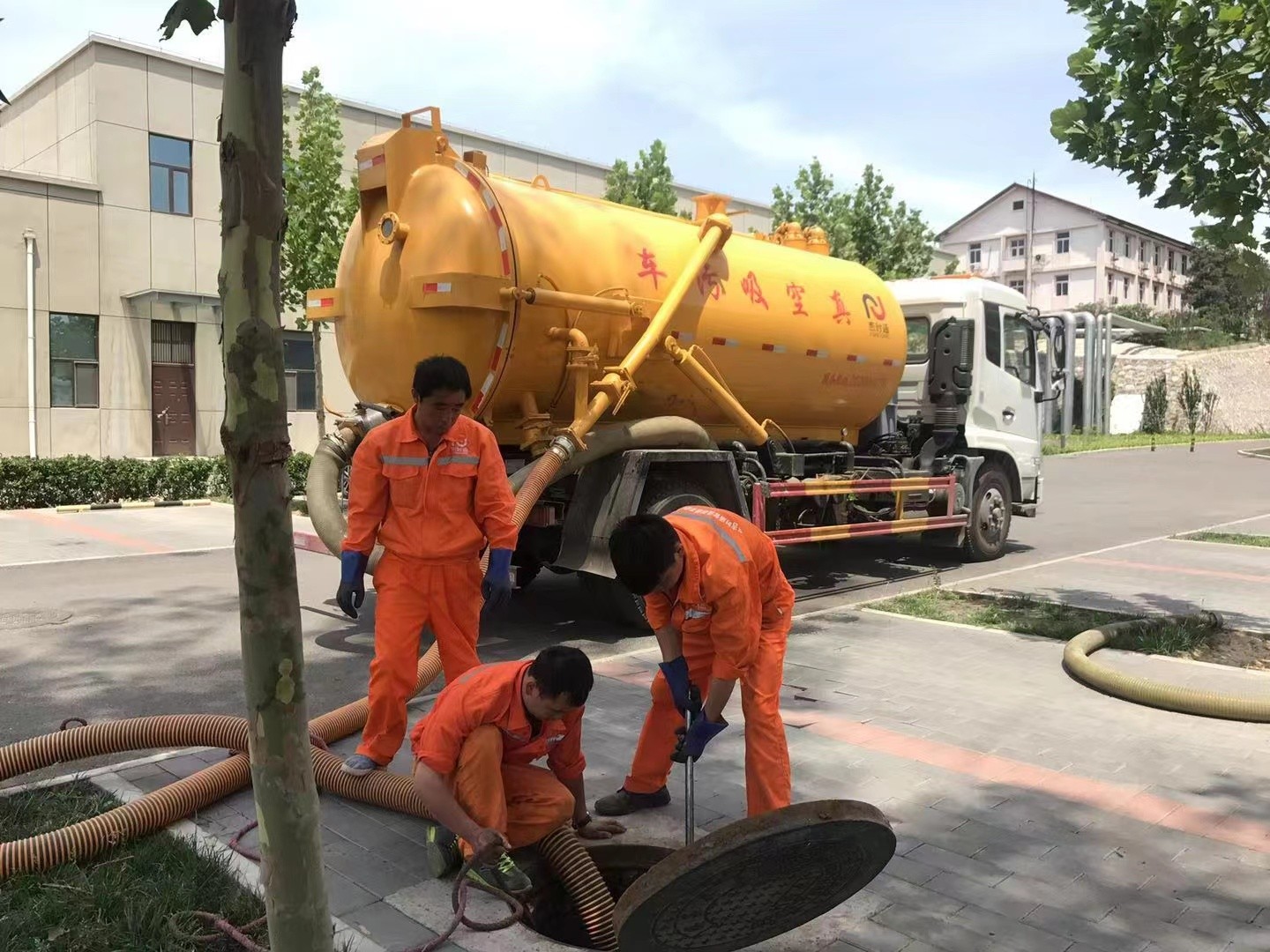 黄岛管道疏通车停在窨井附近