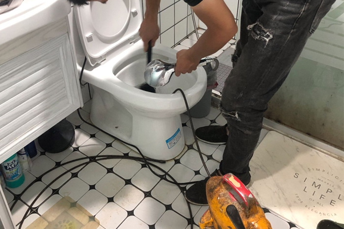 黄岛马桶堵塞自己疏通还是找师傅?专业上门服务让你省时更省心